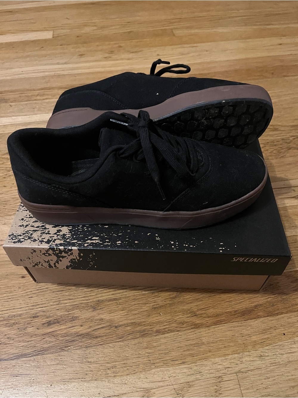 2FO Method MTB Flat Pedal Men’s Black Suede Sneakers with Brown Sole